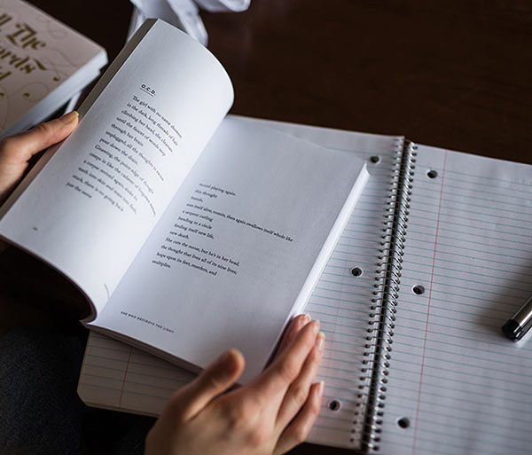 foto de alguien leyendo